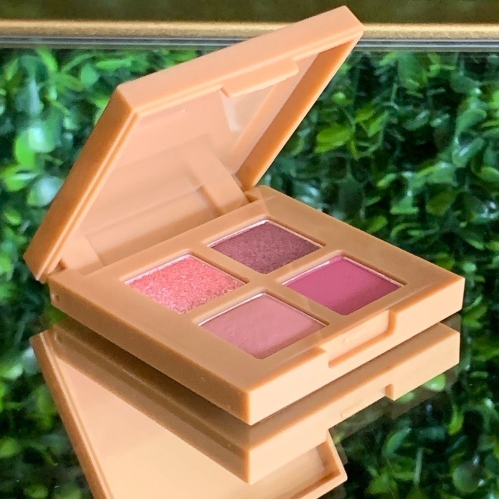 Complex Culture ROSY OUTLOOK Eyeshadow Palette | NEW - Picture 2 of 16
